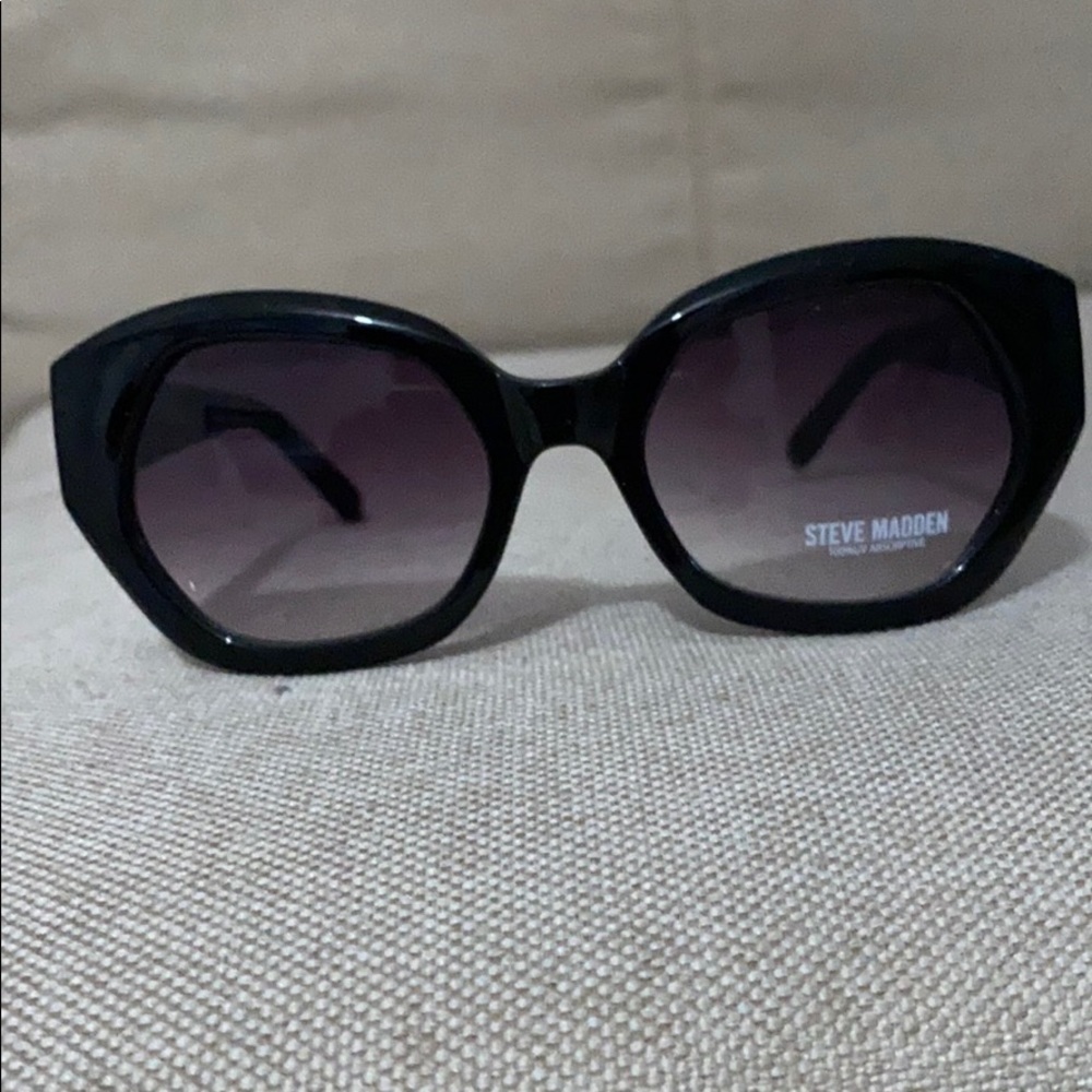 STEVE MADDEN BLACK SUNGLASSES